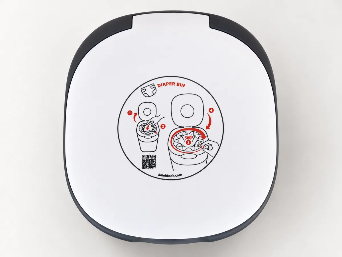 Tapa del contenedor KALEIDOOK con las instrucciones de uso para el huésped